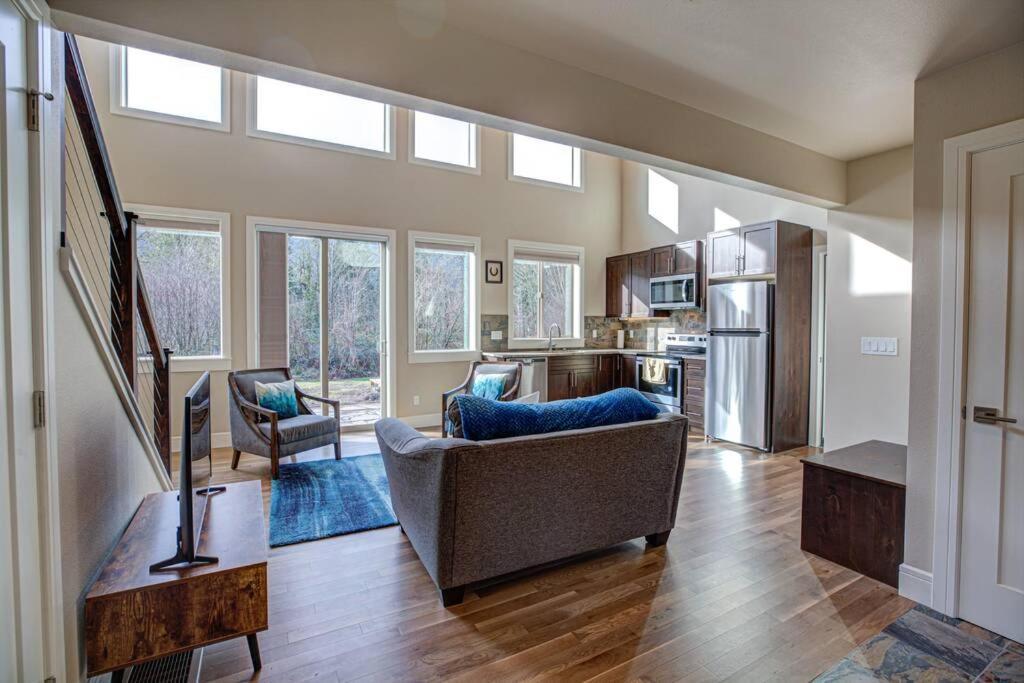 Newly Built Modern Duplex - 2 Mount Hood Village